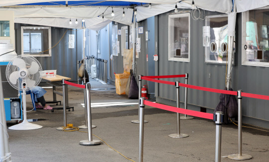 26일 오전 서울역 광장에 마련된 코로나19 임시선별검사소 모습. <연합뉴스>